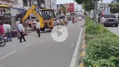 बरेली: थाना प्रेम नगर क्षेत्र के शिल चौराहे के पास रोड किनारे लगी दुकान को नगर निगम की अतिक्रमण टीम ने तोड़ा