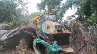 महाराजगंज: नगर पंचायत परतावल के अहिल्याबाई वार्ड में बुलडोजर कार्रवाई से हटाया गया अवैध कब्जा
