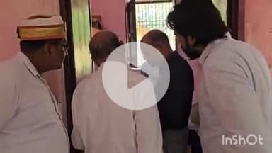 बलरामपुर: डीएम ने सहकारी समिति चकवा का औचक निरीक्षण किया, स्टॉक पंजिका से स्टॉक का मिलान कर दिए आवश्यक दिशानिर्देश