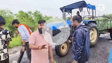 खुरई: खिमलासा रोड के गड्ढों में लोगों का अनोखा प्रदर्शन, किया वृक्षारोपण, सड़क के गड्ढों से परेशान हैं लोग