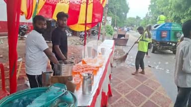 कन्नौज: कन्नौज में काॅवड़ियों को बांटा गया शरबत, सावन मास में शिवभक्तों के लिए हर साल होता है यह कार्यक्रम