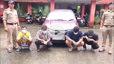 देहरादून: राजपुर थाना पुलिस ने कार की खिड़कियों से लटककर उत्पात मचा रहे चार युवकों को किया गिरफ्तार