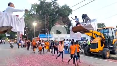 कन्नौज: हरदोई जनपद से बड़ी संख्या में पहुंचे कांवरिए, नगर पालिका के कर्मियों ने जेसीबी पर चढ़कर की पुष्प वर्षा