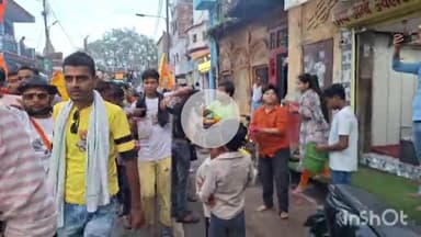 कन्नौज: बिलग्राम से कन्नौज पहुंचे लगभग 50 हजार कांवड़ियों के जत्थे पर रानू ज्योति ने की पुष्प वर्षा, सोशल मीडिया पर हुआ वायरल