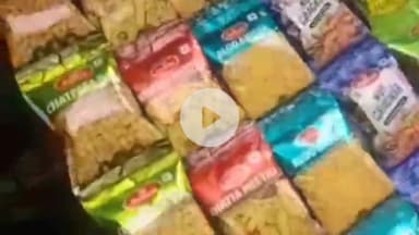 कोल: आसना चौकी में राह चलती महिला को युवक द्वारा फ़बतियाँ कसना पड़ा महंगा, महिला ने युवक को चप्पलों से धुना