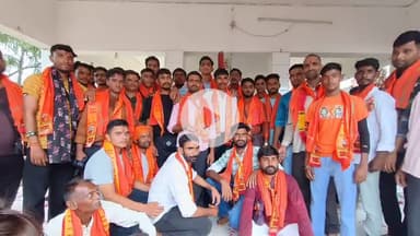 बहेड़ी: बहेड़ी क्षेत्र के पिंडारी अभयचंद से कांवड़ लेने हरिद्वार रवाना हुए शिव भक्तों का पुष्प वर्षा कर स्वागत किया गया