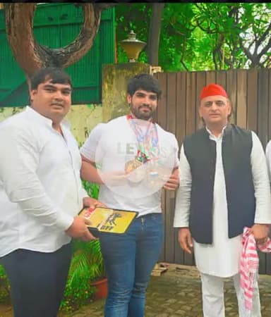 #समाजवादी पार्टी के #राष्ट्रीय_अध्यक्ष उत्तर प्रदेश के पूर्व #मुख्यमंत्री श्री #अखिलेश_यादव जी ने मेरे छोटे #भाई #मनीष ठाकुर को गोल्ड मेडल जीतने पर आशीर्वाद दिया!