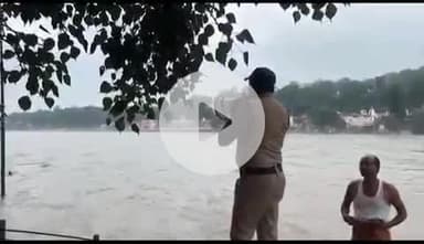 ऋषिकेश: लगातार बारिश के चलते गंगा उफान पर, लक्ष्मण झूला इलाके में पुलिस घाटों पर लोगों को कर रही सतर्क