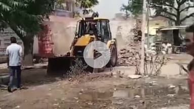 सीतामऊ: कयामपुर बस स्टैंड पर अतिक्रमण हटाने के लिए प्रशासन ने चलाया बुलडोजर