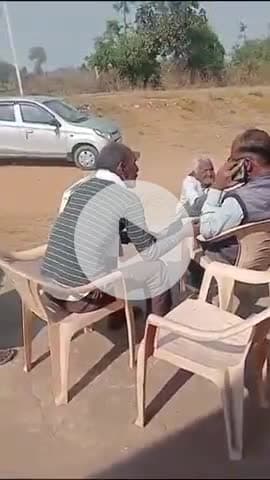 टीकमगढ़: बकपुरा गांव में सचिव मुकेश मिश्रा ने मृत्यु प्रमाण पत्र और खाद्यान्न पर्ची बनाने के लिए रिश्वत ली