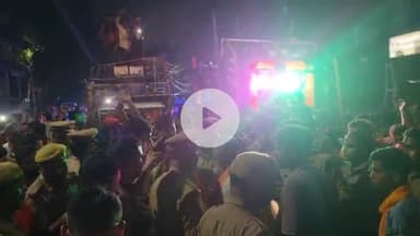 कन्नौज: ऑपरेशन सिंदूर की झांकी के साथ कांवरियों के जत्थे में शामिल डीजे को लेकर पुलिस लाइन मोड पर हुई बहस, फिर बनी बात