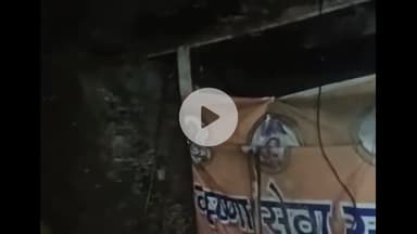 ਜਲੰਧਰ 1: ਜਲੰਧਰ ਦੇ ਸੁਨਿਆਰੇ ਮਹੱਲੇ ਵਿਖੇ ਸਵੇਰ ਦੀ ਹੋ ਰਹੀ ਲਗਾਤਾਰ ਬਾਰਿਸ਼ ਦੇ ਕਾਰਨ ਇੱਕ ਬਜ਼ੁਰਗ ਦੀ ਬਾਲਿਆਂ ਵਾਲੇ ਘਰ ਦੀ ਛੱਤ ਡਿੱਗੀ