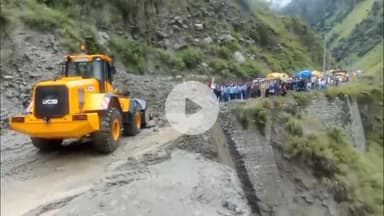 टापरी: किन्नौर के पागल नाले समीप सड़क मार्ग करीब ढाई घंटे बाद हुआ बहाल, वाहनों की आवाजाही शुरू