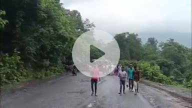 कोडरमा: नोवा माईल घाटी के पास टाइल्स से लदा ट्रक पलटा