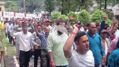 डुंडा: धनारी-पुजार गांव सीट से जिला पंचायत सदस्य प्रत्याशी ने री काउंटिंग की मांग को लेकर कलक्ट्रेट में उग्र प्रदर्शन किया