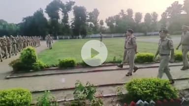 रामपुर: रिजर्व पुलिस लाइन में SP विद्यासागर मिश्र ने परेड की सलामी के बाद पुलिस लाइन का निरीक्षण किया और अफसरों को दिए निर्देश