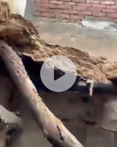 जगाधरी: खेड़ा मोहल्ला में बारिश से गरीब मजदूर के घर की गिरी छत, मजदूर ने प्रशासन से मदद की लगाई गुहार