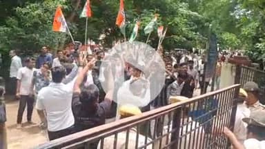 पीपलदा: इटावा उपखंड मुख्यालय पर पीपल्दा विधानसभा क्षेत्र में हुए भ्रष्टाचार के विरोध में जोरदार प्रदर्शन, पुलिस बल मौजूद