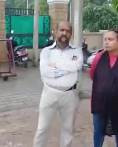 जगाधरी: आरटीई के तहत एडमिशन ना देने से नाराज़ परिजनों ने यमुनानगर में अर्धनग्न होकर किया प्रदर्शन