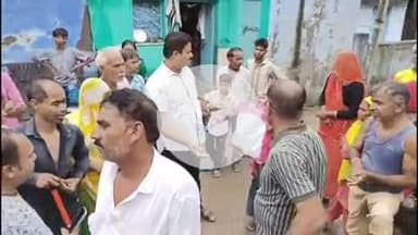 पीपलदा: खातोली कस्बे में बाढ़ग्रस्त क्षेत्रों में उपसरपंच लेखराज सिंह ने राहत सामग्री वितरित की