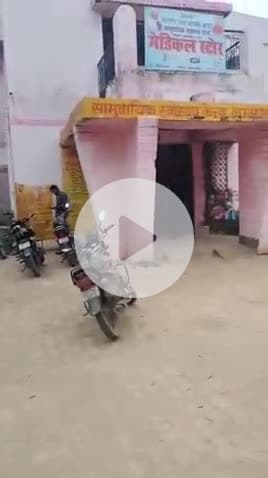 लंभुआ: लम्भुआ के सामुदायिक स्वास्थ्य केंद्र के पास गड्ढे में मिली दवाएं, महिला अस्पताल के सामने पानी में तैरती मिलीं सैकड़ों दवाएं