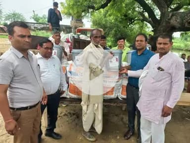 बाह: बाह में उपजिलाधिकारी ने बाढ़ प्रभावित गांवों में राहत सामग्री वितरित की