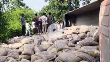 झालरापाटन: झिरनिया घाटी मोड़ पर बेकाबू ट्रक स्कॉर्पियो गाड़ी पर पलट गया, ट्रक के चालक खल्लासी भी हुए घायल