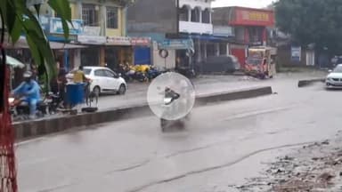 पूसा: जिले में लगातार बारिश से पूसा रोड बाजार की सड़कों पर जलभराव