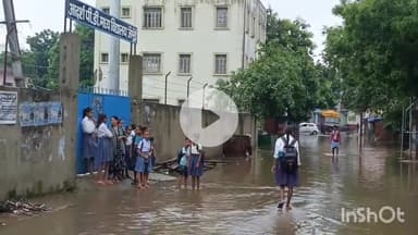जमुई: मूसलाधार बारिश से आदर्श पीडी मध्य विद्यालय के पास जलमग्न, बच्चों को ठेंगुने भर पानी में घुसकर स्कूल जाना पड़ा