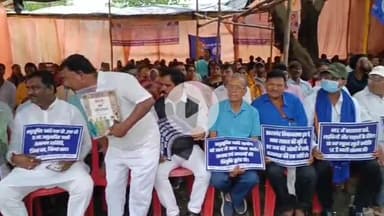 कांके: राजभवन के पास अनुसूचित जाति आयोग के गठन और आरक्षण बहाली की मांग को लेकर प्रदर्शन