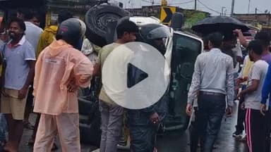 कोडरमा: तिलैया थाना क्षेत्र के एनएच-20 पर चाराडीह स्थित राधा कृष्ण मंदिर के पास स्कॉर्पियो और टोटो की टक्कर