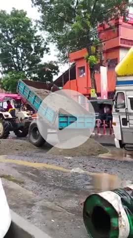 कोडरमा: बजरंगबली चौक के पास सड़क पर गड्ढे में फंसा कंटेनर