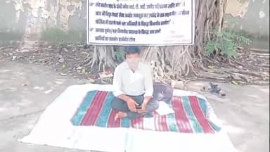 बरेली: बिजली विभाग के चीफ इंजीनियर कार्यालय पर नौकरी बहाली की मांग को लेकर बिजली कर्मचारी भूख हड़ताल पर बैठे