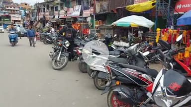 लोहाघाट: नगर लोहाघाट के स्टेशन बाजार में दुकानों के आगे खड़े वाहनों पर व्यापारियों ने जताई आपत्ति #jansamasya