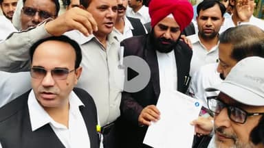 रामपुर: कलेक्ट्रेट में बार एसोसिएशन रामपुर ने पश्चिमी यूपी में हाईकोर्ट बेंच की मांग को लेकर प्रदर्शन कर ज्ञापन सौंपा