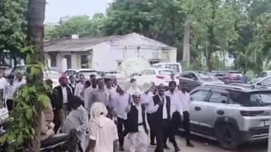 रामपुर: वकीलों ने हाईकोर्ट बैंच की मांग समेत तीन मांगों को लेकर कलेक्ट्रेट में DM के माध्यम से राष्ट्रपति को भेजा ज्ञापन