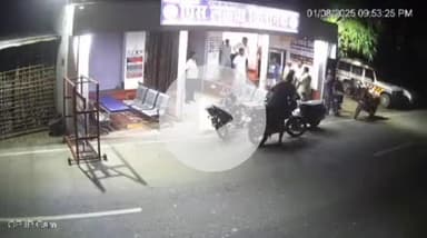 गरखा: चितामनगंज बाजार में रंगदारी को लेकर प्रिंस क्लिनिक संचालक पर जानलेवा हमला, सीसीटीवी फुटेज वायरल, पुलिस जांच में जुटी