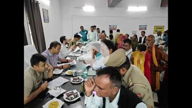 भदोही: जिलाधिकारी व पुलिस अधीक्षक ने भदोही में सम्पूर्ण समाधान दिवस में सुनी लोगों की शिकायतें, 7 मामलों का हुआ त्वरित निस्तारण