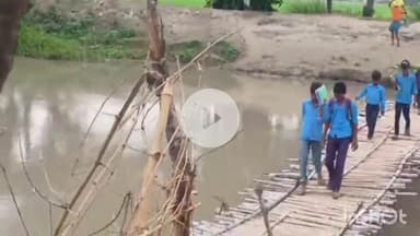मांझा: मांझा प्रखंड में चचरी के पुल से होकर पढ़ने जाते हैं स्कूल बच्चे, होती है परेशानी#jansamaya