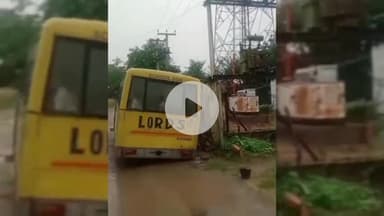 चूरू: गांव घंटेल में स्कूल बस का टायर गड्ढे में फंसा, बस बिजली के ट्रांसफार्मर से टकरा सकती थी