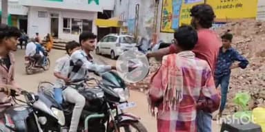 गंधवानी: बाग में अनोखा जुगाड़: 'इसकी हेलमेट उसके सिर' की तर्ज पर ₹10 में मिल रही हेलमेट