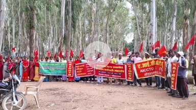 लोहरदगा: समाहरणालय मैदान में निकाय कर्मचारी महासंघ की बैठक, 5 महीने से वेतन भुगतान लंबित होने पर 30 अगस्त से हड़ताल की तैयारी