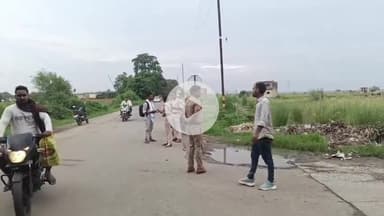 आरा: सिंगही मोड़ के समीप MVI ने बाइक सवारों का हेलमेट चेक किया और जुर्माना लगाया