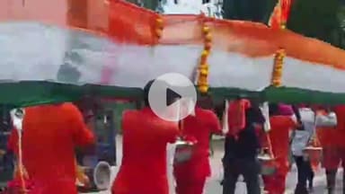 लंभुआ: बालामपुर गांव में सीताकुंड से कावड़ लेकर पहुंचे कांवड़िए