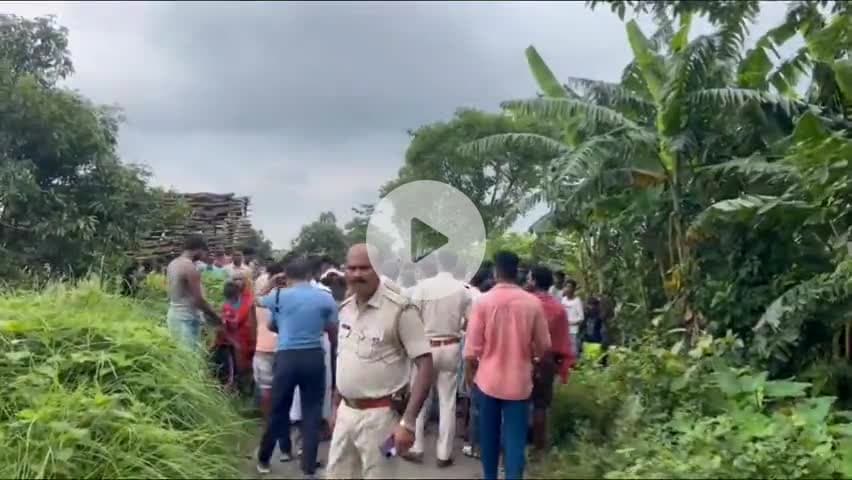 কালিয়াচক ২: ফাঁকা মাঠে তরুণীর রক্তাক্ত মৃতদেহ উদ্ধার চাঞ্চল্য গঙ্গাপ্রসাদ গ্রামে