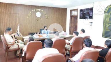 खूंटी: समाहरणालय स्थित सभागार में स्वतंत्रता दिवस समारोह के आयोजन को लेकर उपायुक्त ने की बैठक