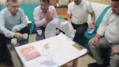 ऋषिकेश: आईएसबीटी परिसर स्थित नगर निगम ऑफिस में मेयर शम्भू पासवान ने सीवर और पानी को लेकर अधिकारियों के साथ की बैठक