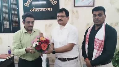 लोहरदगा: जिला आपूर्ति कार्यालय में जिला आपूर्ति पदाधिकारी मनीष कुमार ने ज्ञान शंकर जायसवाल से प्रभार लिया