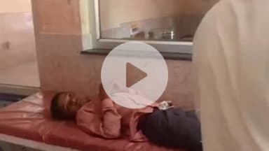 घाटमपुर: उस्मानपुर स्थित जर्जर स्कूल के बाहर पढ़ रहे बच्चों पर गिरी पेड़ की डाल, दो बच्चे घायल