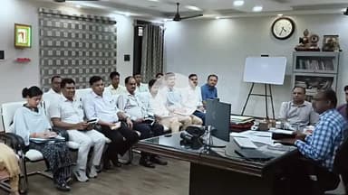 महाराजगंज: हर घर तिरंगा अभियान को लेकर मुख्यालय पर जिलाधिकारी ने बैठक कर तैयारियों के दिए निर्देश